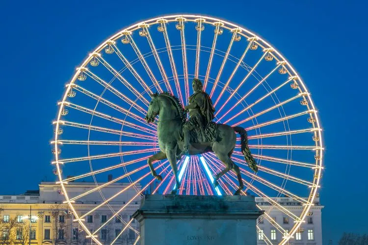 place-bellecour-celebre-statue-du-roi-louis-xiv-roue